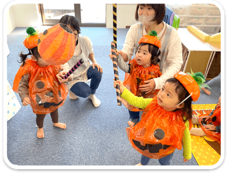 ハロウィンにかぼちゃの扮装をする園児たち